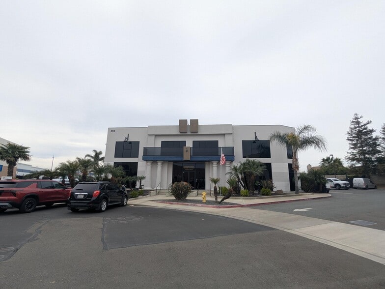 380 Carrol Ct, Brentwood, CA for lease - Building Photo - Image 3 of 4