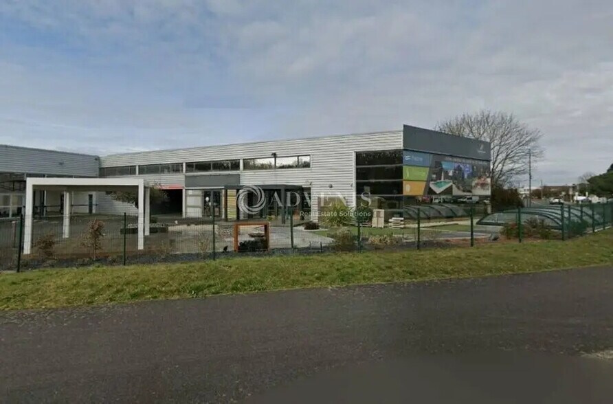 Retail in Saint-Gervais-la-Forêt for lease - Building Photo - Image 1 of 1