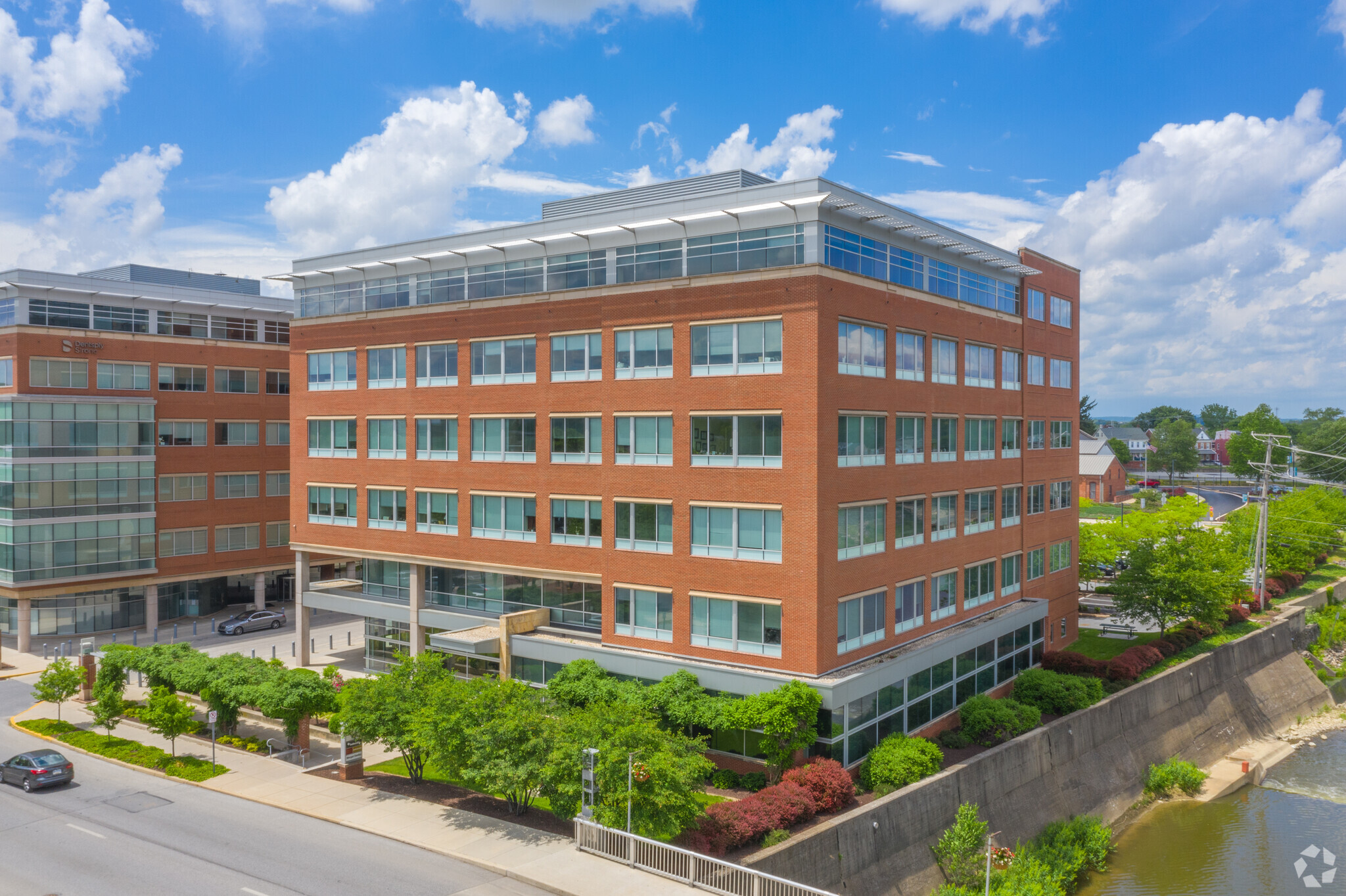 221 W Philadelphia St, York, PA for sale Primary Photo- Image 1 of 73