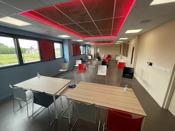 244 Rue Du Point Du Jour, Saint-Denis-lès-Bourg for lease - Interior Photo - Image 3 of 25