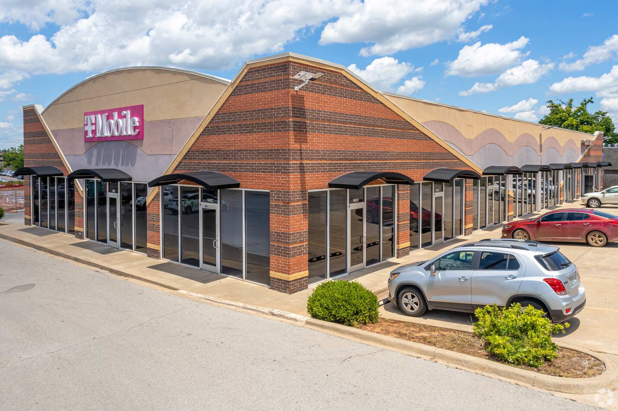 140 S Midwest Blvd, Oklahoma City, OK for lease Building Photo- Image 1 of 4