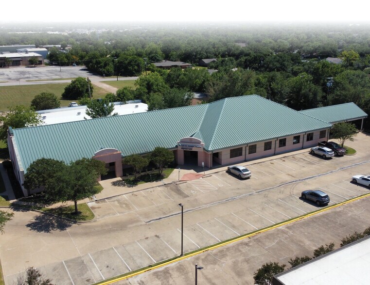2010 E Villa Maria Dr, Bryan, TX for lease - Primary Photo - Image 1 of 25