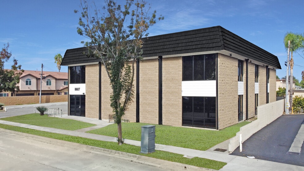 8607 Imperial Hwy, Downey, CA for lease - Building Photo - Image 1 of 10