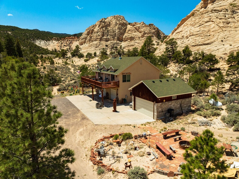 897 E Cocks Comb Dr, Teasdale, UT for sale - Aerial - Image 3 of 74