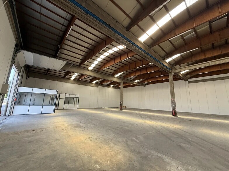 Flex in Saint-Priest for lease - Interior Photo - Image 3 of 4