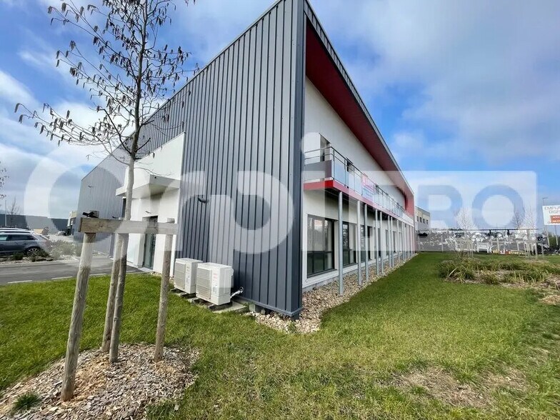 Retail in Genay for lease - Building Photo - Image 2 of 14