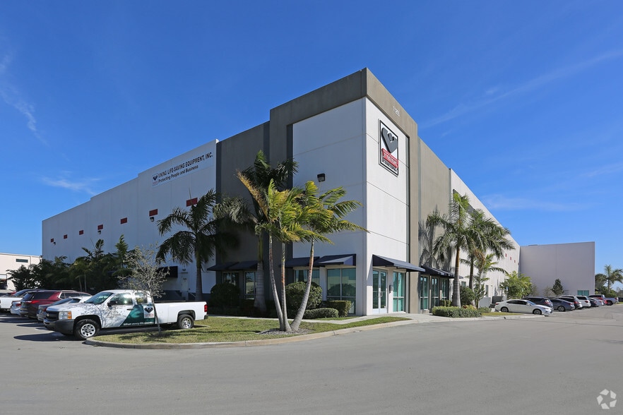 11255 NW 106th St, Miami, FL for lease - Primary Photo - Image 1 of 16