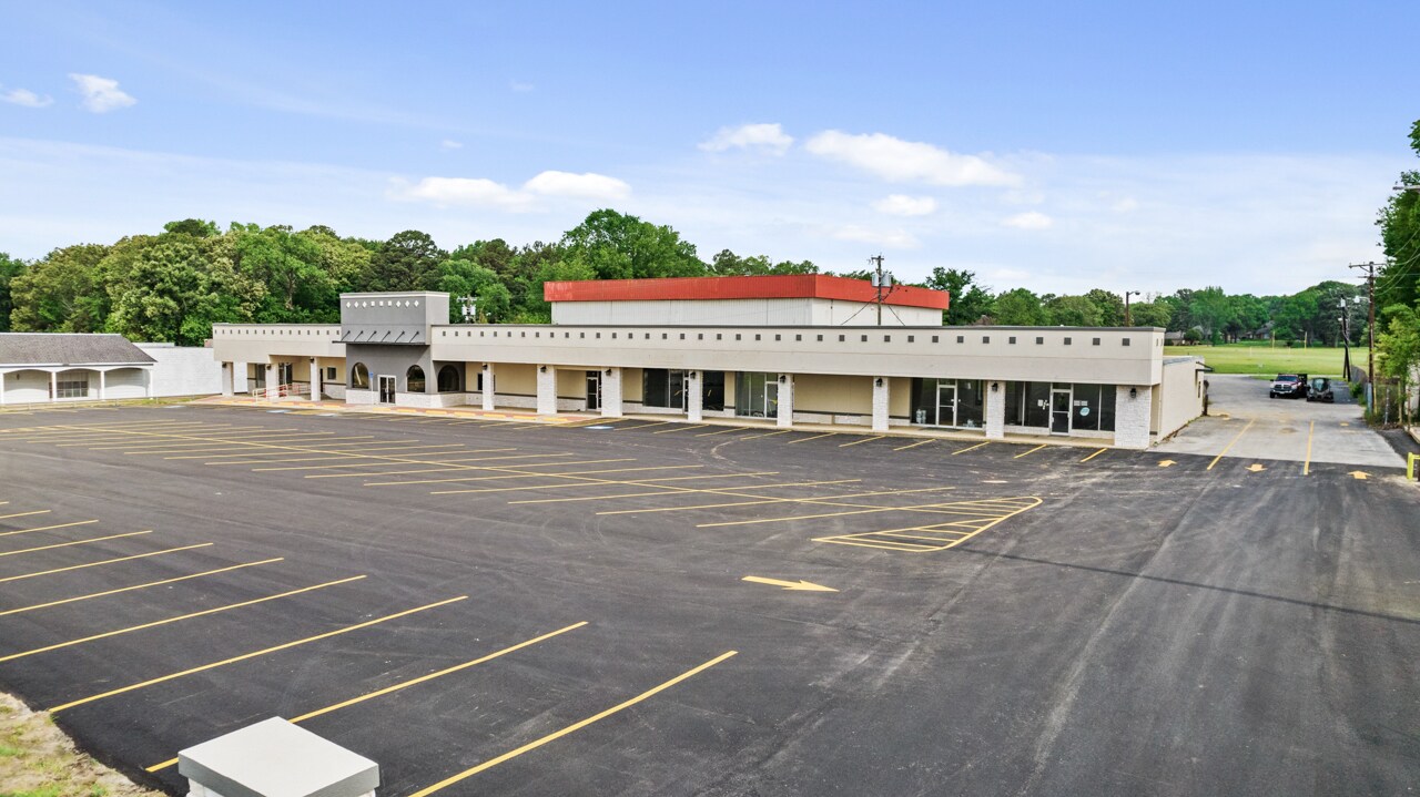 713 W Southwest Loop 323, Tyler, TX 75701 River Oaks Plaza