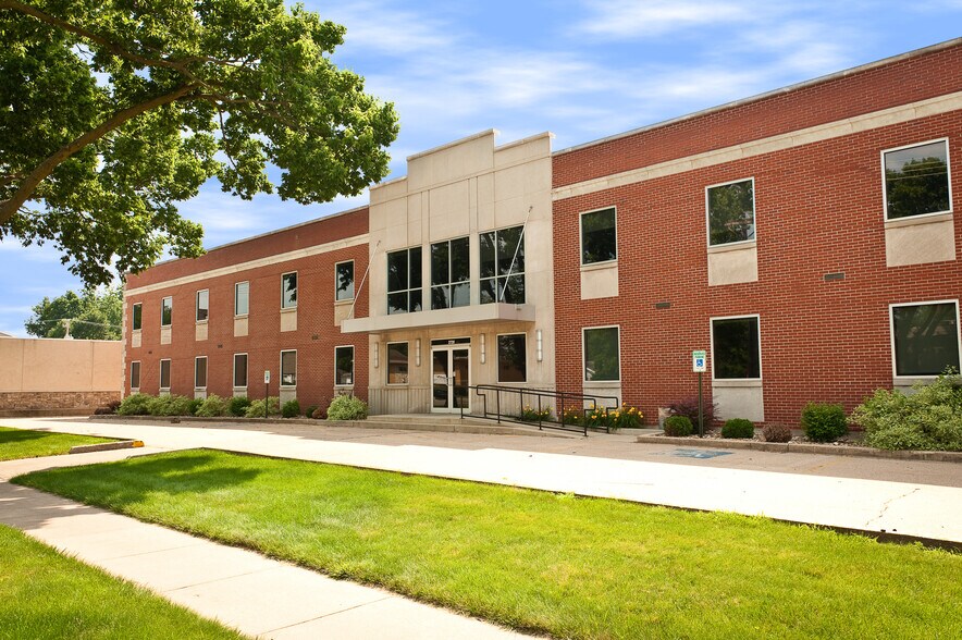 2720 1st Ave NE, Cedar Rapids, IA for lease - Building Photo - Image 1 of 18