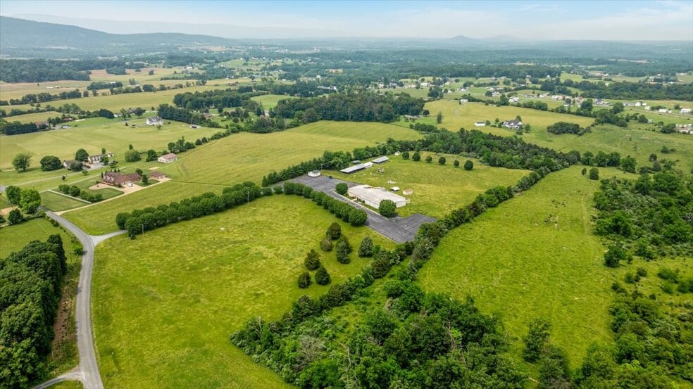 572 Red Bud Rd, Strasburg, VA for sale - Primary Photo - Image 1 of 18