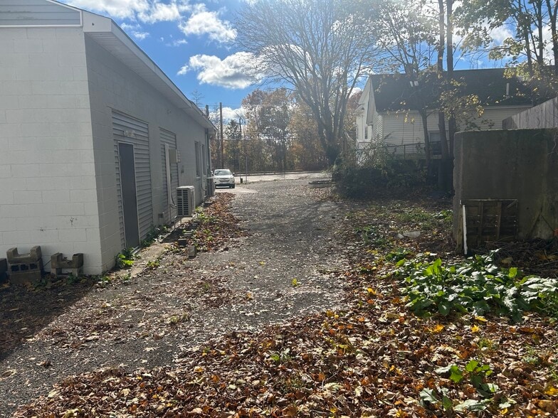 377 Washington St, West Warwick, RI for sale - Building Photo - Image 2 of 11