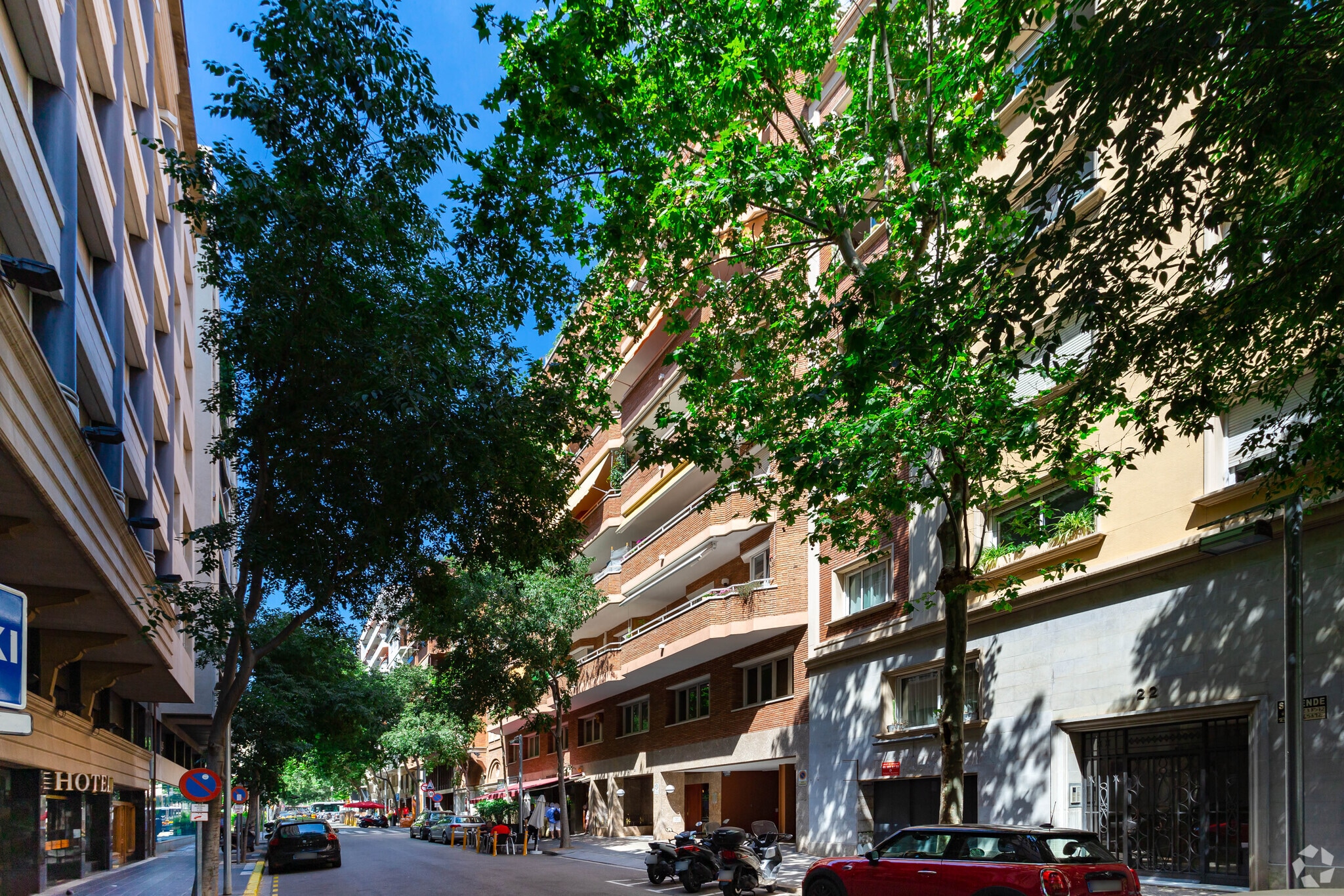 Retail in Barcelona, Barcelona for lease Primary Photo- Image 1 of 6