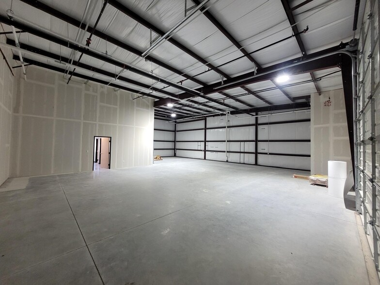 110 Holmes Rd, Liberty Hill, TX for lease - Building Photo - Image 3 of 15