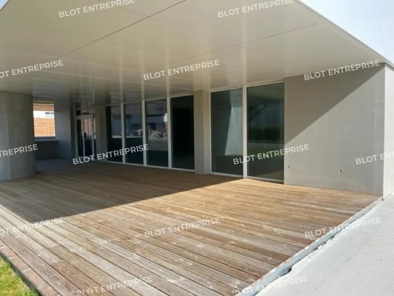 Retail in Vannes for lease - Building Photo - Image 2 of 6