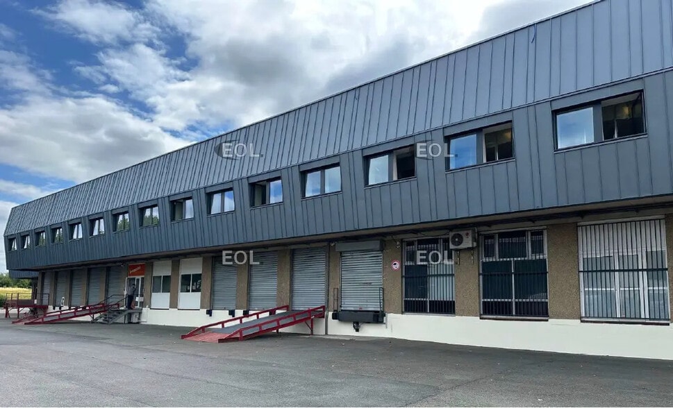 Industrial in Villejust for lease - Building Photo - Image 1 of 8