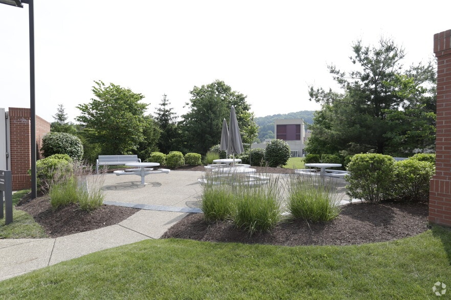 800 Cranberry Woods Dr, Cranberry Township, PA for lease - Building Photo - Image 2 of 8