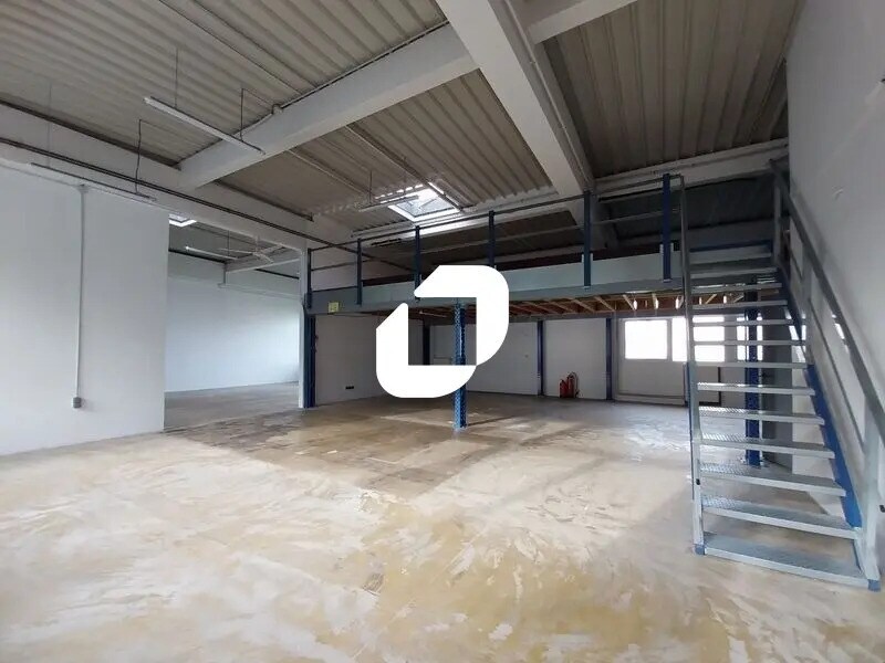 Flex in Trappes for lease Building Photo- Image 1 of 6
