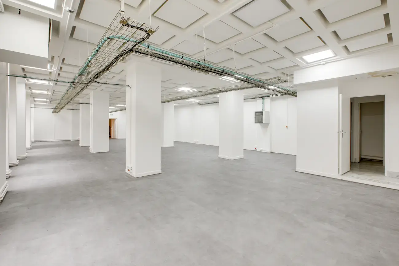 Retail in Paris for lease Interior Photo- Image 1 of 5