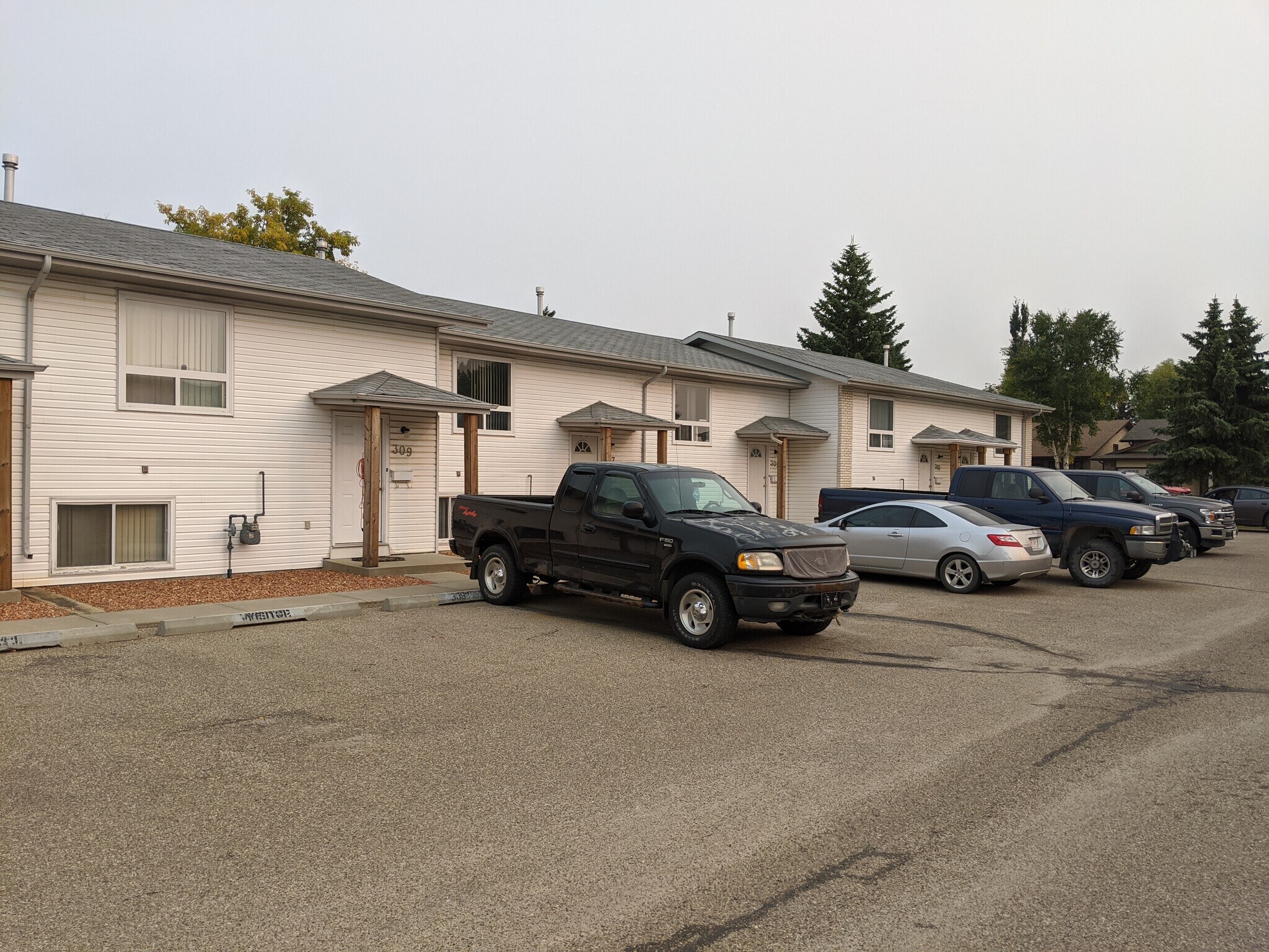 32 Holmes St, Red Deer, AB T4N 6L6 Multifamily for Sale