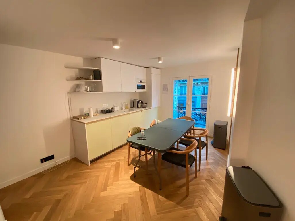 Office in Paris for lease Interior Photo- Image 1 of 3