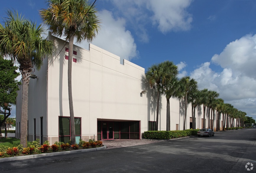 301-321 Goolsby Blvd, Deerfield Beach, FL for lease - Building Photo - Image 3 of 5