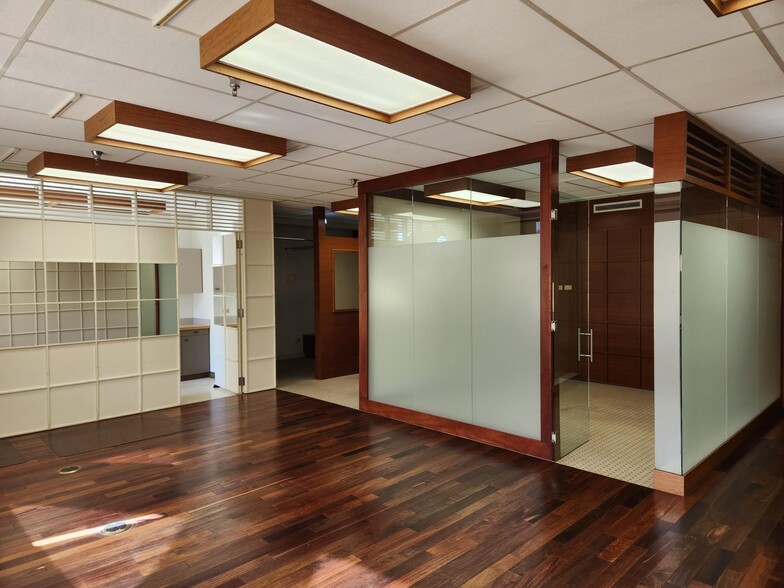 2200 Kalakaua Ave, Honolulu, HI for lease - Interior Photo - Image 2 of 3