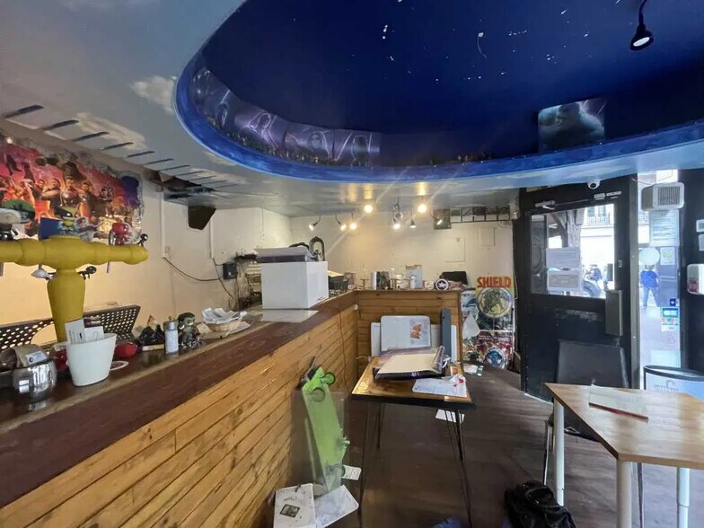 Retail in Rouen for sale - Interior Photo - Image 2 of 3