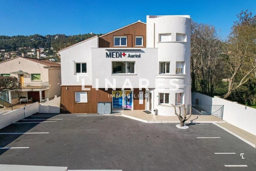 Office in Auriol for lease - Building Photo - Image 2 of 5