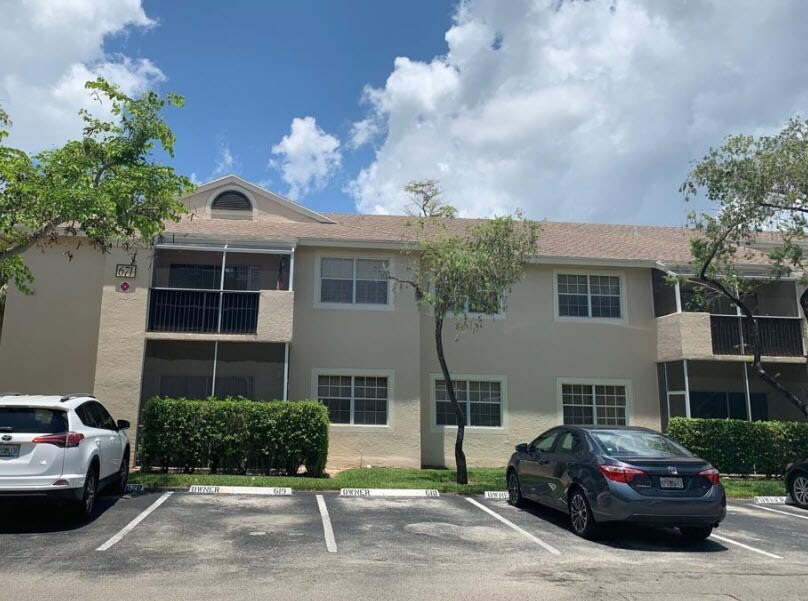 700 Cypress Club Way, Pompano Beach, FL for sale Primary Photo- Image 1 of 1