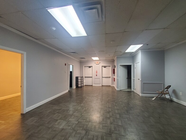 140 W Main St, East Islip, NY for lease - Interior Photo - Image 3 of 11