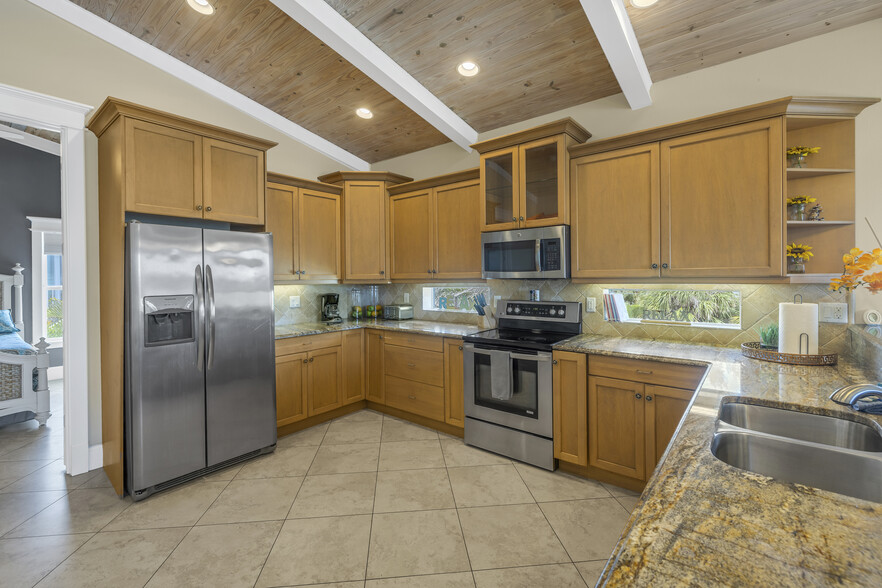 105 4th St S, Bradenton Beach, FL for sale - Interior Photo - Image 3 of 19