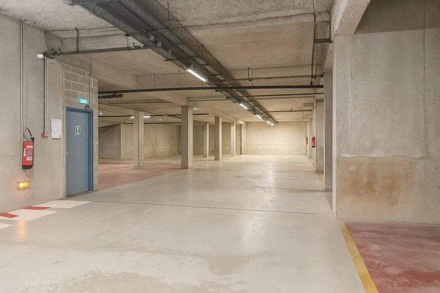 Industrial in Malakoff for lease - Building Photo - Image 1 of 6