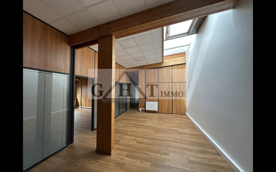 Office in Linas for lease - Interior Photo - Image 2 of 7
