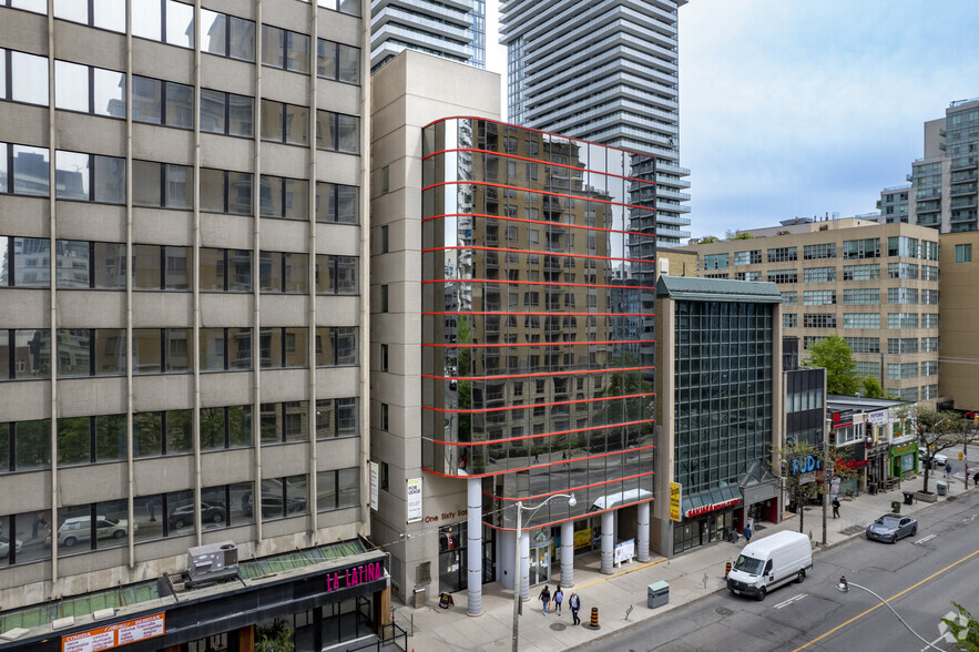 160 Eglinton Ave E, Toronto, ON for lease - Primary Photo - Image 1 of 4