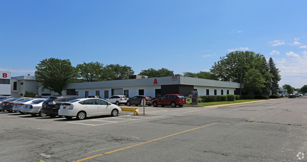 15 Grumman Rd W, Bethpage, NY for lease - Building Photo - Image 2 of 6