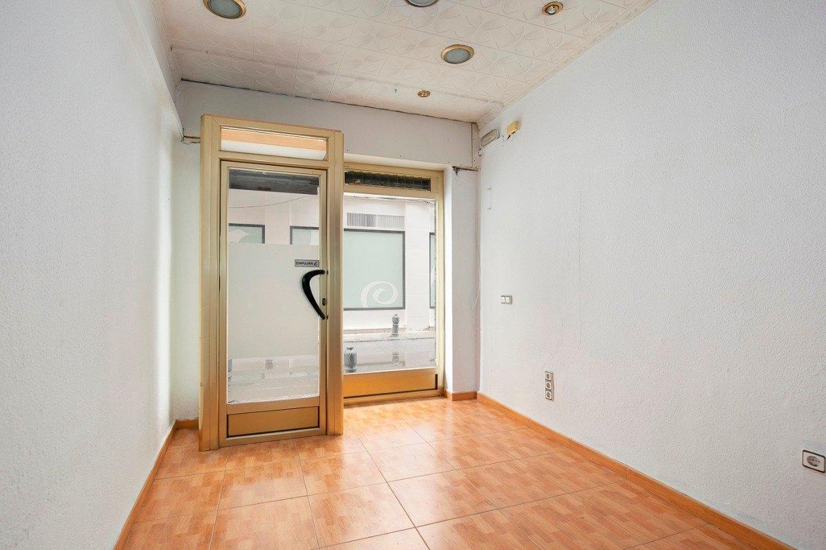Retail in Granada for lease Building Photo- Image 1 of 12