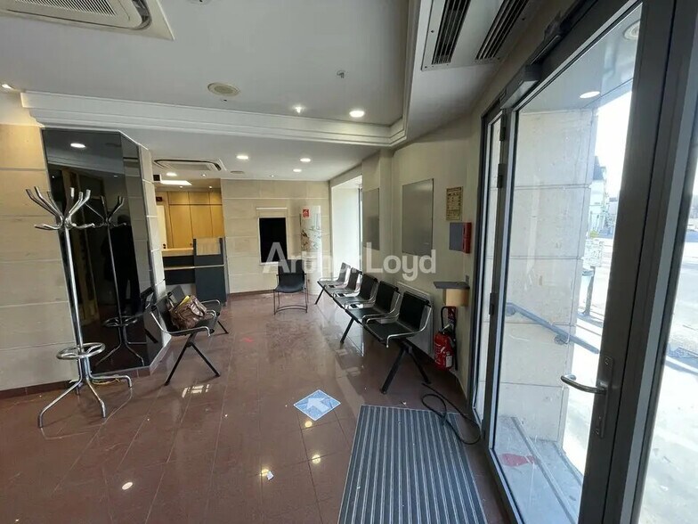 Retail in Reims for lease - Lobby - Image 2 of 9