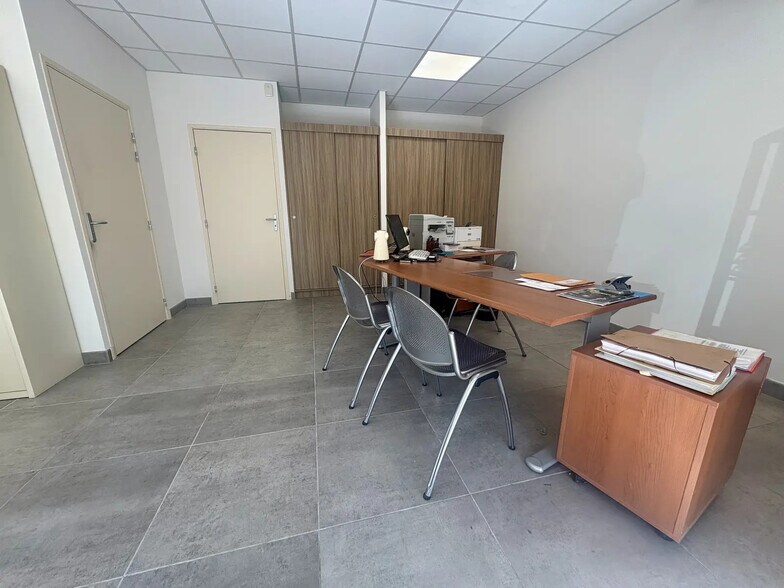 Office in Salon-de-Provence for lease - Building Photo - Image 2 of 5