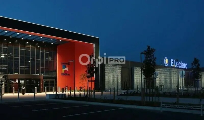 Retail in Estancarbon for lease - Building Photo - Image 3 of 4