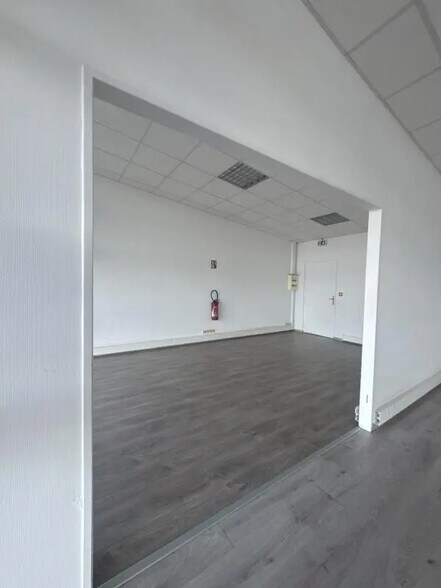 Office in Montauban for lease - Building Photo - Image 2 of 10