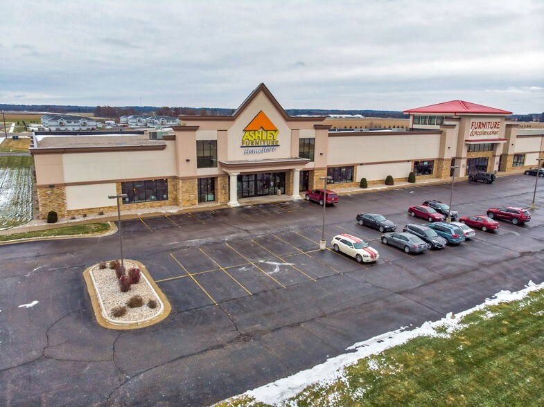 1015 Commons Cir, Plover, WI for sale - Primary Photo - Image 1 of 1