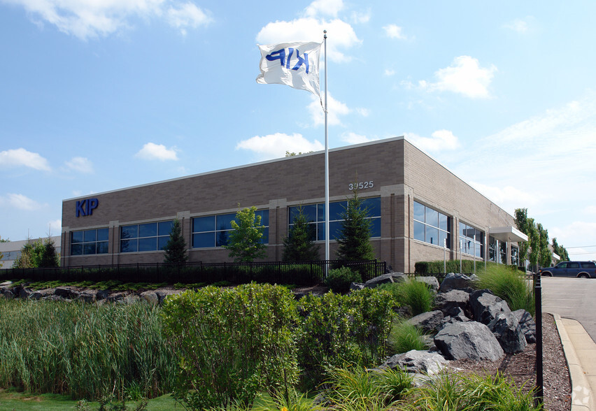 39525 W 13 Mile Rd, Novi, MI for lease - Primary Photo - Image 1 of 3