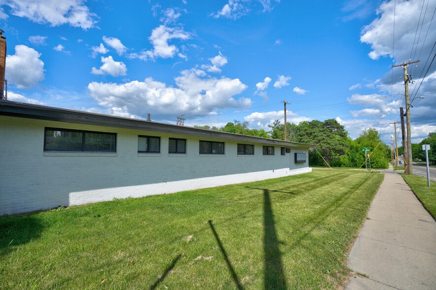 2702 Flushing Rd, Flint, MI for sale - Building Photo - Image 2 of 14