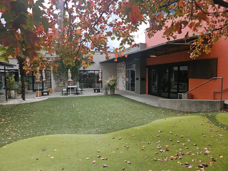 914 Howell Mill Rd NW, Atlanta, GA for lease - Building Photo - Image 1 of 22