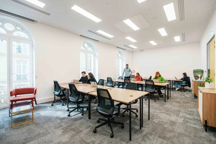 18 Rue De Londres, Paris for lease - Building Photo - Image 1 of 20