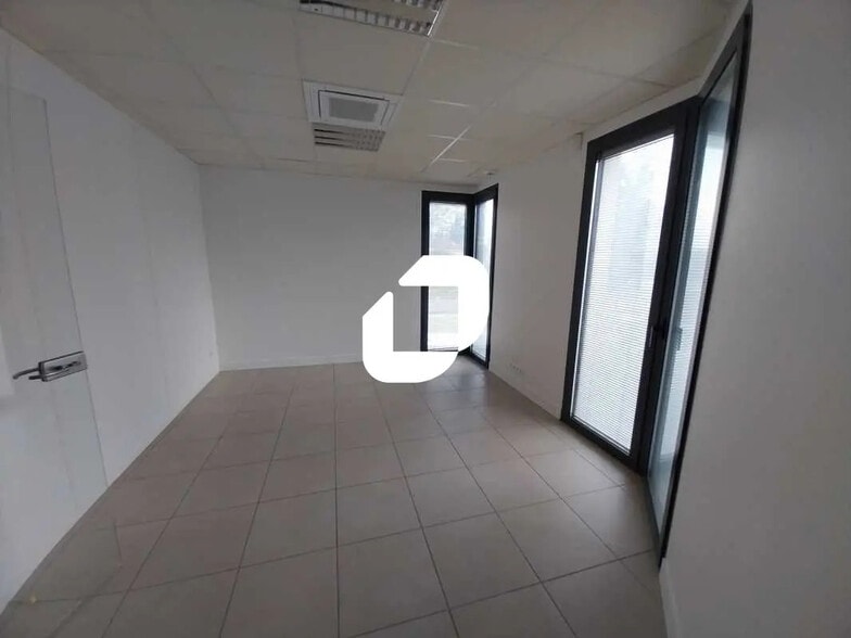 Office in Bruges for lease - Building Photo - Image 1 of 32