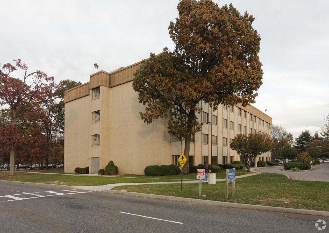 2000 N Village Ave, Rockville Centre, NY 11570