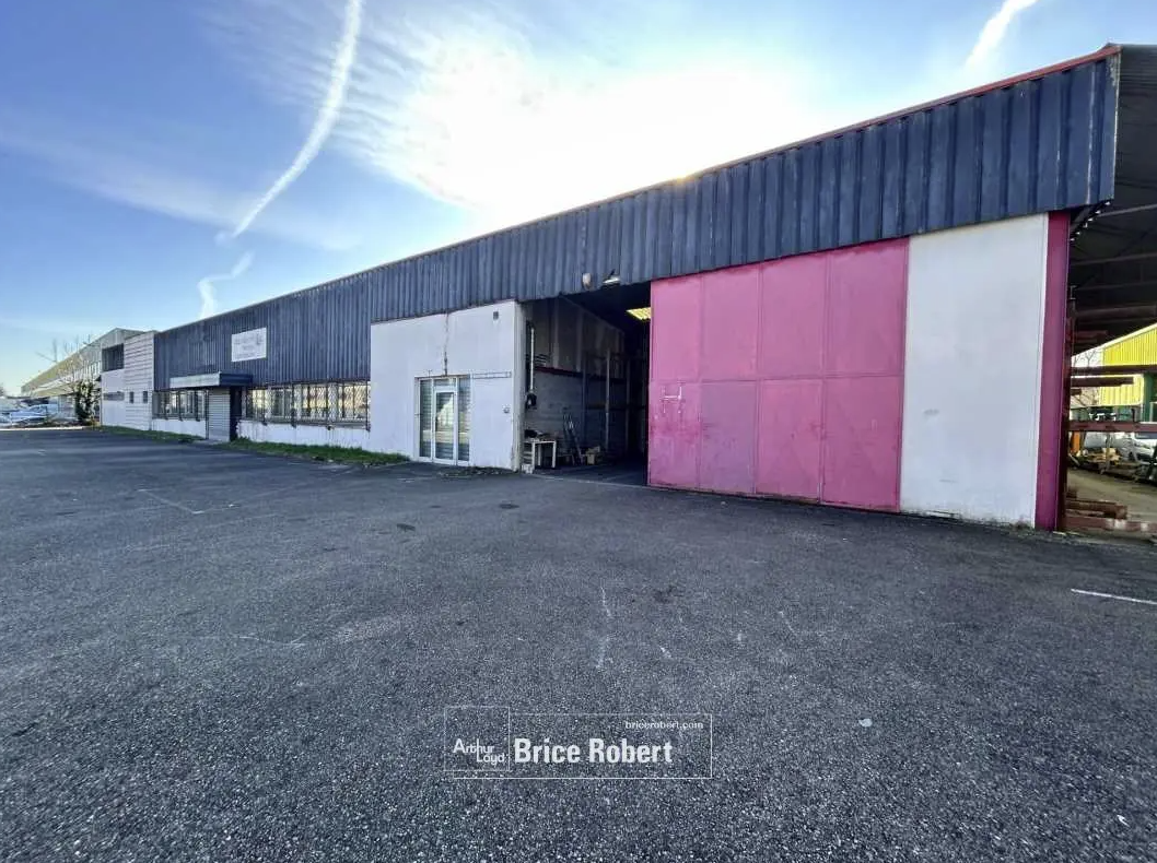 Industrial in Vaulx-en-Velin for sale Primary Photo- Image 1 of 3