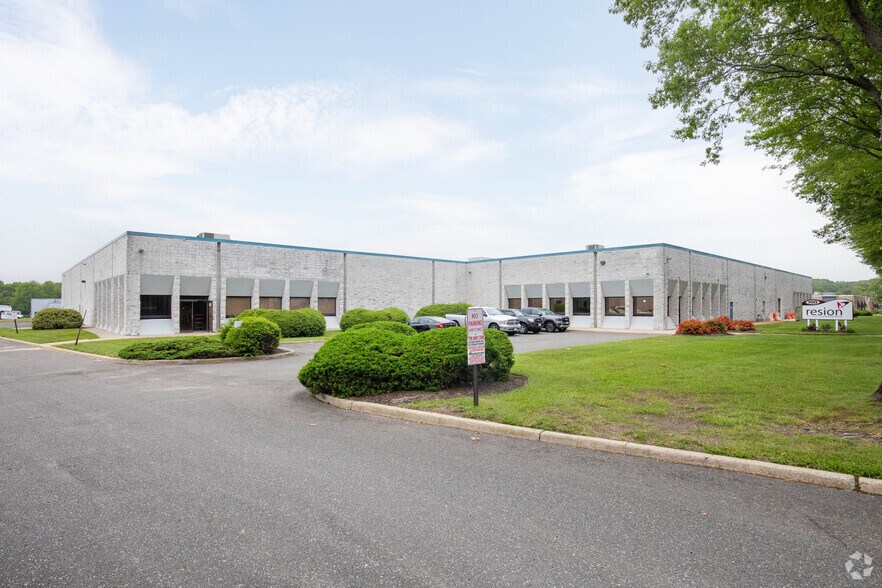 100 13th Ave, Ronkonkoma, NY for sale - Primary Photo - Image 1 of 1