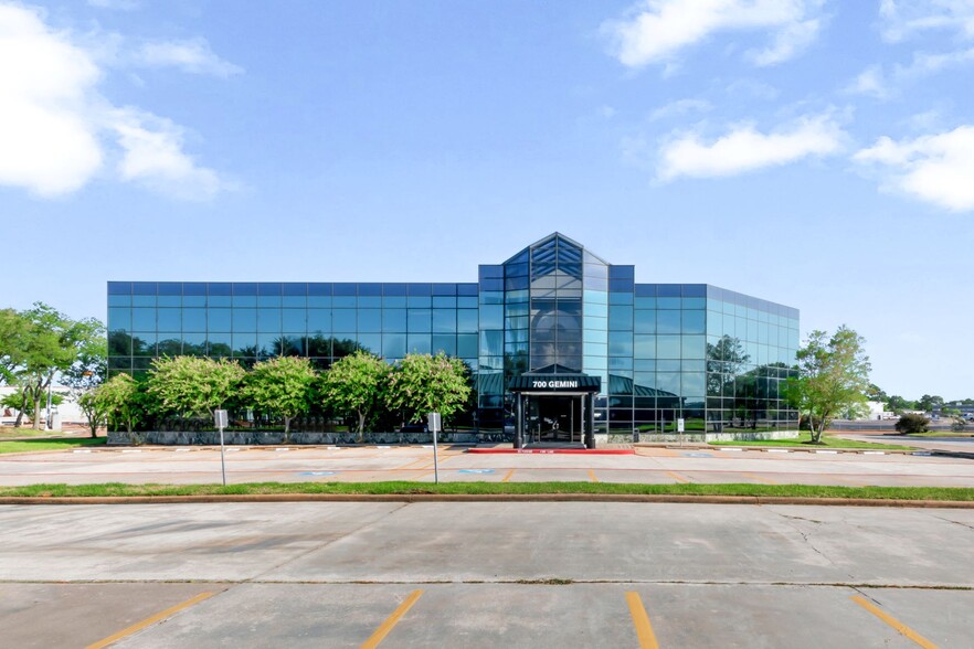 700 Gemini Ave, Houston, TX for lease - Building Photo - Image 2 of 7